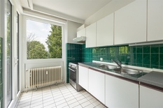 BERCHEM - Bij Fruithoflaan: Zeer aangenaam en goed gelegen appartement met 2 slaapkamers en terras. EPC label B.

BESCHRIJVING:

Het appartement is gelegen op de 3° verdieping in een zeer rustig en goed onderhouden gebouw.
Inkom via een veiligheidsd