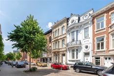 ANVERS - BERCHEM : Près de l'AlbertPark : Maison de maître exclusive dans le style Beaux-Arts dans un emplacement de choix, luxueusement rénovée. Parking à louer à distance de marche. Score PEB - B.
 
A deux pas de l'Albertpark, cette maison de ca
