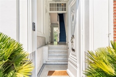 ANVERS - BERCHEM : Près de l'AlbertPark : Maison de maître exclusive dans le style Beaux-Arts dans un emplacement de choix, luxueusement rénovée. Parking à louer à distance de marche. Score PEB - B.
 
A deux pas de l'Albertpark, cette maison de ca