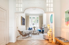 ANVERS - BERCHEM : Près de l'AlbertPark : Maison de maître exclusive dans le style Beaux-Arts dans un emplacement de choix, luxueusement rénovée. Parking à louer à distance de marche. Score PEB - B.
 
A deux pas de l'Albertpark, cette maison de ca