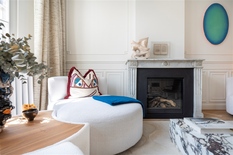 ANVERS - BERCHEM : Près de l'AlbertPark : Maison de maître exclusive dans le style Beaux-Arts dans un emplacement de choix, luxueusement rénovée. Parking à louer à distance de marche. Score PEB - B.
 
A deux pas de l'Albertpark, cette maison de ca