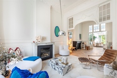 ANVERS - BERCHEM : Près de l'AlbertPark : Maison de maître exclusive dans le style Beaux-Arts dans un emplacement de choix, luxueusement rénovée. Parking à louer à distance de marche. Score PEB - B.
 
A deux pas de l'Albertpark, cette maison de ca
