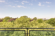 ANTWERPEN - Stadspark: Aangenaam en lichtrijk appartement met 2 slaapkamers, prachtig uitzicht over het park en inpandige autostaanplaats. EPC-label C.
 
BESCHRIJVING:
 
Het appartement is gelegen op de 8° verdieping van een goed onderhouden gebouw.
