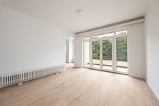ANTWERPEN - Expo: Volledig gerenoveerd appartement met 2 slaapkamers en ruim terras. EPC-label B.

Dit appartement, gelegen op de 1° verdieping van een klein gebouw zonder lift, werd volledig gerenoveerd met hoogwaardige materialen.
Zeer rustige liggi