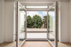ANTWERPEN - Expo: Volledig gerenoveerd appartement met 2 slaapkamers en ruim terras. EPC-label B.

Dit appartement, gelegen op de 1° verdieping van een klein gebouw zonder lift, werd volledig gerenoveerd met hoogwaardige materialen.
Zeer rustige liggi