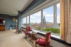 ANTWERP - Mechelsesteenweg: Very spacious rooftop flat with magnificent panoramic views, 4 bedrooms, 3 bathrooms and car parking space

Enjoy the best that Antwerp city life has to offer with easy access to the main roads. 
In this magnificent building