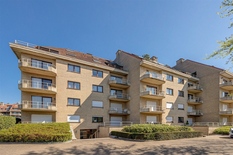 WILRIJK - Residentie Nachtegalenhof: Duplex-penthouse met 2 terrassen, prachtig zicht en P.

Ruim duplex-appartement gelegen in de gegeerde residentie Nachtegalenhof nabij Park Den Brandt. Zeer rustige ligging met mooi uitzicht op domein en vijver.
Uit