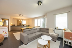 WILRIJK - Neerland: Instapklaar appartement met 1 slaapkamer en aangenaam terras. EPC-label A.

Dit instapklare appartement met 1 slaapkamer is gelegen op de tweede verdieping van een recent (°2005) gebouw met lift. 
De ruime leefruimte met moderne op