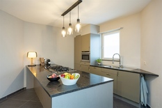 WILRIJK - Neerland: Instapklaar appartement met 1 slaapkamer en aangenaam terras. EPC-label A.

Dit instapklare appartement met 1 slaapkamer is gelegen op de tweede verdieping van een recent (°2005) gebouw met lift. 
De ruime leefruimte met moderne op