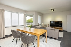 WILRIJK - Neerland: Instapklaar appartement met 1 slaapkamer en aangenaam terras. EPC-label A.

Dit instapklare appartement met 1 slaapkamer is gelegen op de tweede verdieping van een recent (°2005) gebouw met lift. 
De ruime leefruimte met moderne op
