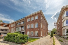 BERCHEM - Pulhof: Charmante halfopen woning met 6 slaapkamers en zuidtuin + garage op toplocatie. EPC-label B.


BESCHRIJVING:

Gelijkvloers:
Ruime inkomhal op natuursteen gescheiden door een glazen deur. 
Vestiaire met apart toilet
Ruime, open en