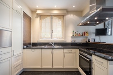 BERCHEM - Pulhof: Charmante halfopen woning met 6 slaapkamers en zuidtuin + garage op toplocatie. EPC-label B.


BESCHRIJVING:

Gelijkvloers:
Ruime inkomhal op natuursteen gescheiden door een glazen deur. 
Vestiaire met apart toilet
Ruime, open en