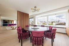 ANTWERPEN - Stadspark: Uitzonderlijk luxeappartement van ca 375m² met 6 slaapkamers, 5 badkamers, terras en 2 autostaanplaatsen.
 
BESCHRIJVING:
 
Dit subliem appartement is gelegen op de 8° verdieping van een verzorgd gebouw en geniet van prachtige