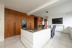 ANTWERPEN - Stadspark: Uitzonderlijk luxeappartement van ca 375m² met 6 slaapkamers, 5 badkamers, terras en 2 autostaanplaatsen.
 
BESCHRIJVING:
 
Dit subliem appartement is gelegen op de 8° verdieping van een verzorgd gebouw en geniet van prachtige