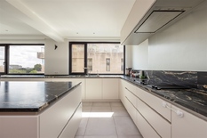 ANTWERPEN - Stadspark: Uitzonderlijk luxeappartement van ca 375m² met 6 slaapkamers, 5 badkamers, terras en 2 autostaanplaatsen.
 
BESCHRIJVING:
 
Dit subliem appartement is gelegen op de 8° verdieping van een verzorgd gebouw en geniet van prachtige