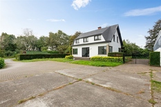 WILRIJK - Frontière Edegem/Kontich : Villa de 4 chambres sur un terrain de 3 276m², avec grand entrepôt de 540 m² et garage 

DESCRIPTION :

Cette propriété est située à la frontière de Wilrijk, Edegem et Kontich, à deux pas de l'A12 et de l