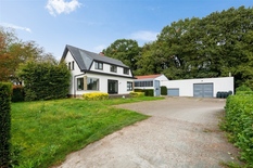 WILRIJK - Frontière Edegem/Kontich : Villa de 4 chambres sur un terrain de 11.662 m², avec grand entrepôt de 540 m² et garage 

DESCRIPTION :

Cette propriété est située à la frontière de Wilrijk, Edegem et Kontich, à deux pas de l'A12 et de