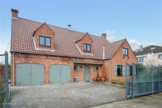 WILRIJK- Elsdonk: Ruime, luxueuze villa op 781m² met 4 à 5 slaapkamers en 2 badkamers en met dubbele garage op prachtige ligging

BESCHRIJVING:

Gelijkvloers:
Inkomhal met gastentoilet.
Zeer ruime open leefruimtes met TV-hoek, naastliggende bar/zi