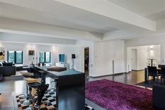 WILRIJK- Elsdonk: Ruime, luxueuze villa op 781m² met 4 à 5 slaapkamers en 2 badkamers en met dubbele garage op prachtige ligging

BESCHRIJVING:

Gelijkvloers:
Inkomhal met gastentoilet.
Zeer ruime open leefruimtes met TV-hoek, naastliggende bar/zi