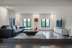 WILRIJK- Elsdonk: Ruime, luxueuze villa op 781m² met 4 à 5 slaapkamers en 2 badkamers en met dubbele garage op prachtige ligging

BESCHRIJVING:

Gelijkvloers:
Inkomhal met gastentoilet.
Zeer ruime open leefruimtes met TV-hoek, naastliggende bar/zi