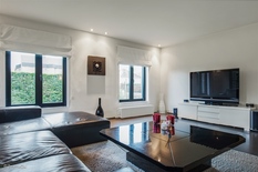 WILRIJK- Elsdonk: Ruime, luxueuze villa op 781m² met 4 à 5 slaapkamers en 2 badkamers en met dubbele garage op prachtige ligging

BESCHRIJVING:

Gelijkvloers:
Inkomhal met gastentoilet.
Zeer ruime open leefruimtes met TV-hoek, naastliggende bar/zi
