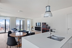ANTWERPEN - Eilandje:  Prachtig, volledig gemeubeld appartement van ca 137m² met 3 slaapkamers, op topligging.

BESCHRIJVING:

Dit gemeubeld appartement is gelegen op de 7° verdieping van een nieuwbouw.
Inkomhal met vestiaire en toilet.
Grote, ope