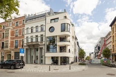 ANTWERPEN - Vlaamse Kaai/hoek Verlatstraat: Uniek gelegen hoekpand aan het Zuidpark. 

BESCHRIJVING:

Gelijkvloers (ca 80m²):
Mooie rechthoekige ruimte met veel lichtinval en twee-zijdige vitrines.
Toilet met handenwasser.
Trap naar benedenverdiep
