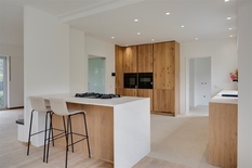 WILRIJK - Elsdonk: Luxueus gerenoveerde, moderne villa met 4 slaapkamers en 3 badkamers op 705m² met zuidtuin. EPC-label B.

Op een rustige ligging te Elsdonk vinden we deze mooie villa met een hoge graad van afwerking en een prachtige lichtinval dankz