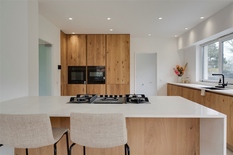 WILRIJK - Elsdonk: Luxueus gerenoveerde, moderne villa met 4 slaapkamers en 3 badkamers op 705m² met zuidtuin. EPC-label B.

Op een rustige ligging te Elsdonk vinden we deze mooie villa met een hoge graad van afwerking en een prachtige lichtinval dankz