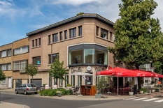 ANTWERPEN - Expo: Handelsgelijkvloers in hoekpand met garage op toplocatie.