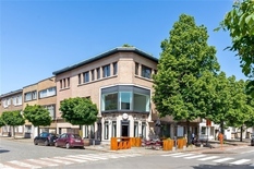 ANTWERPEN - Expo: Handelsgelijkvloers in hoekpand met garage op toplocatie.