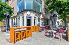 ANTWERPEN - Expo: Handelsgelijkvloers in hoekpand met garage op toplocatie.