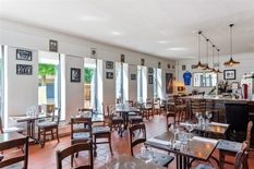 ANTWERPEN - Expo: Handelsgelijkvloers in hoekpand met garage op toplocatie.