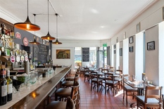 ANTWERPEN - Expo: Handelsgelijkvloers in hoekpand met garage op toplocatie.