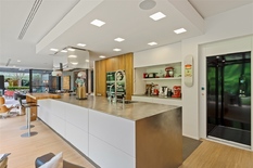 MECHELEN: Indrukwekkend, hedendaags wonen langs het water op 30.000m² met eigen wellness, paddock en home-cinema. 