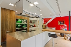 MECHELEN: Indrukwekkend, hedendaags wonen langs het water op 30.000m² met eigen wellness, paddock en home-cinema. 