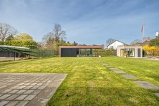 WILRIJK - Elsdonk: Prachtig gelegen casco nieuwbouwvilla met 7 slaapkamers, 5 badkamers, garage en lift op 1.198m² grond.