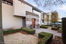 WILRIJK - Elsdonk: Volledig gerenoveerde luxe villa met 6 slaapkamer en prachtige aangelegde tuin op 2.531m². 