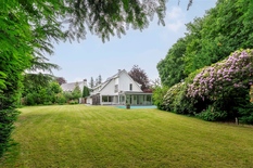 WILRIJK - Oosterveld: Ruime villa (ca 352m²) met 4 slaapkamers, 3 badkamers, zwembad en zuidgerichte tuin. EPC-label C.