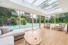 WILRIJK - Oosterveld: Ruime villa (ca 352m²) met 4 slaapkamers, 3 badkamers, zwembad en zuidgerichte tuin. EPC-label C.