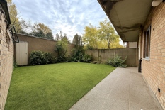 WILRIJK  - Dennenlaan: Very residential location, ready-to-move-in ground floor flat with 3 bedrooms, garden and garage box.