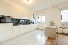 ANTWERPEN - Jan Van Rijswijcklaan: Volledig gerenoveerd, instapklaar appartement met 4 slaapkamers, 2 badkamers en 2 P.