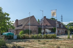 KONTICH - Mechelsesteenweg: Handelspand op zichtbare locatie van 690m² op 1.374m² grond, met eigen parking en ruim terras achteraan.