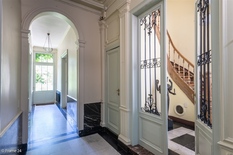 ANTWERPEN - Bij Oudaan en Mechelseplein: Uitzonderlijke meesterwoning in Neoclassicistische stijl in hartje stad met gevelbreedte van 17m, overdekt binnenzwembad, inpandige garage en zuidtuin. EPC Label B