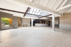 KONTICH - Mechelsesteenweg: Handelspand op zichtbare locatie van 690m² op 1.374m² grond, met eigen parking en ruim terras achteraan.