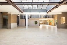 KONTICH - Mechelsesteenweg: Handelspand op zichtbare locatie van 690m² op 1.374m² grond, met eigen parking en ruim terras achteraan.