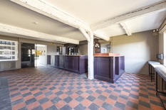 KONTICH - Mechelsesteenweg: Handelspand op zichtbare locatie van 690m² op 1.374m² grond, met eigen parking en ruim terras achteraan.