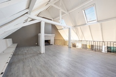 KONTICH - Mechelsesteenweg: Handelspand op zichtbare locatie van 690m² op 1.374m² grond, met eigen parking en ruim terras achteraan.