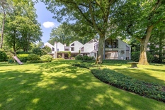 BRASSCHAAT - Vriesdonk: Exceptional 70's villa on approx 4.000m² south facing plot with indoor swimming pool, double garage and housekeeper's place in beautiful location. EPC label C.
DESCRIPTION:
This vintage architect's villa is located in the Fr