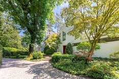 BRASSCHAAT - Vriesdonk: Exceptional 70's villa on approx 4.000m² south facing plot with indoor swimming pool, double garage and housekeeper's place in beautiful location. EPC label C.
DESCRIPTION:
This vintage architect's villa is located in the Fr